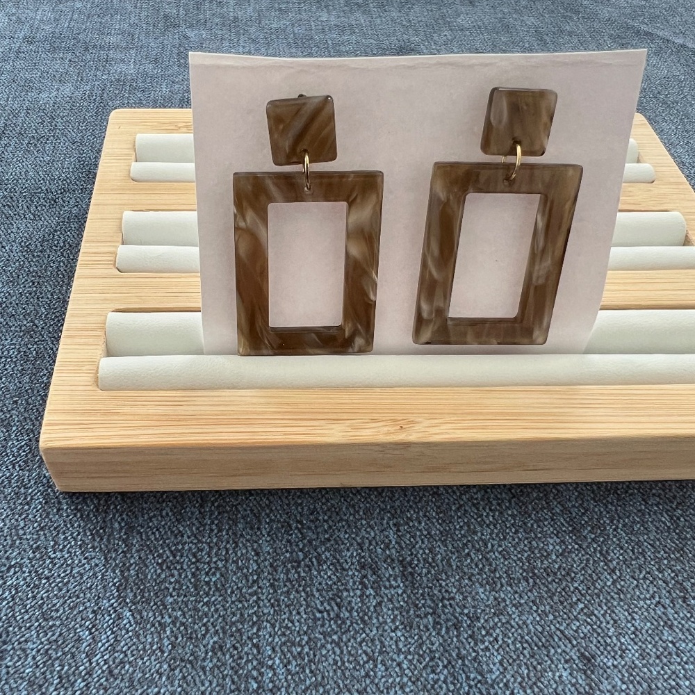 Light tortoise earrings